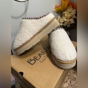 Bearpaw Tan slippers size 5 NEW